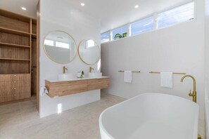 Bathroom - Baha Villa 89A | Luxury Holiday Home (Port Douglas)