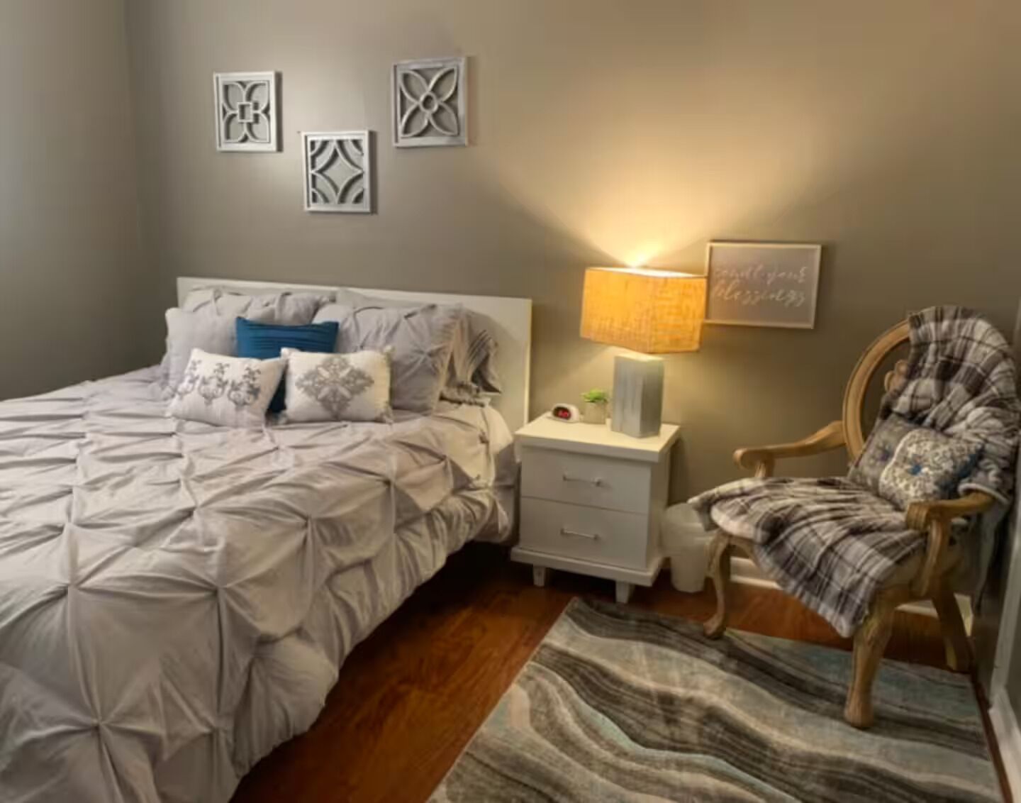 Tabla de planchar con plancha, wifi y ropa de cama 