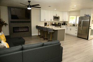 Mikrobølgeovn, ovn, kaffetrakter/tekoker og vannkoker