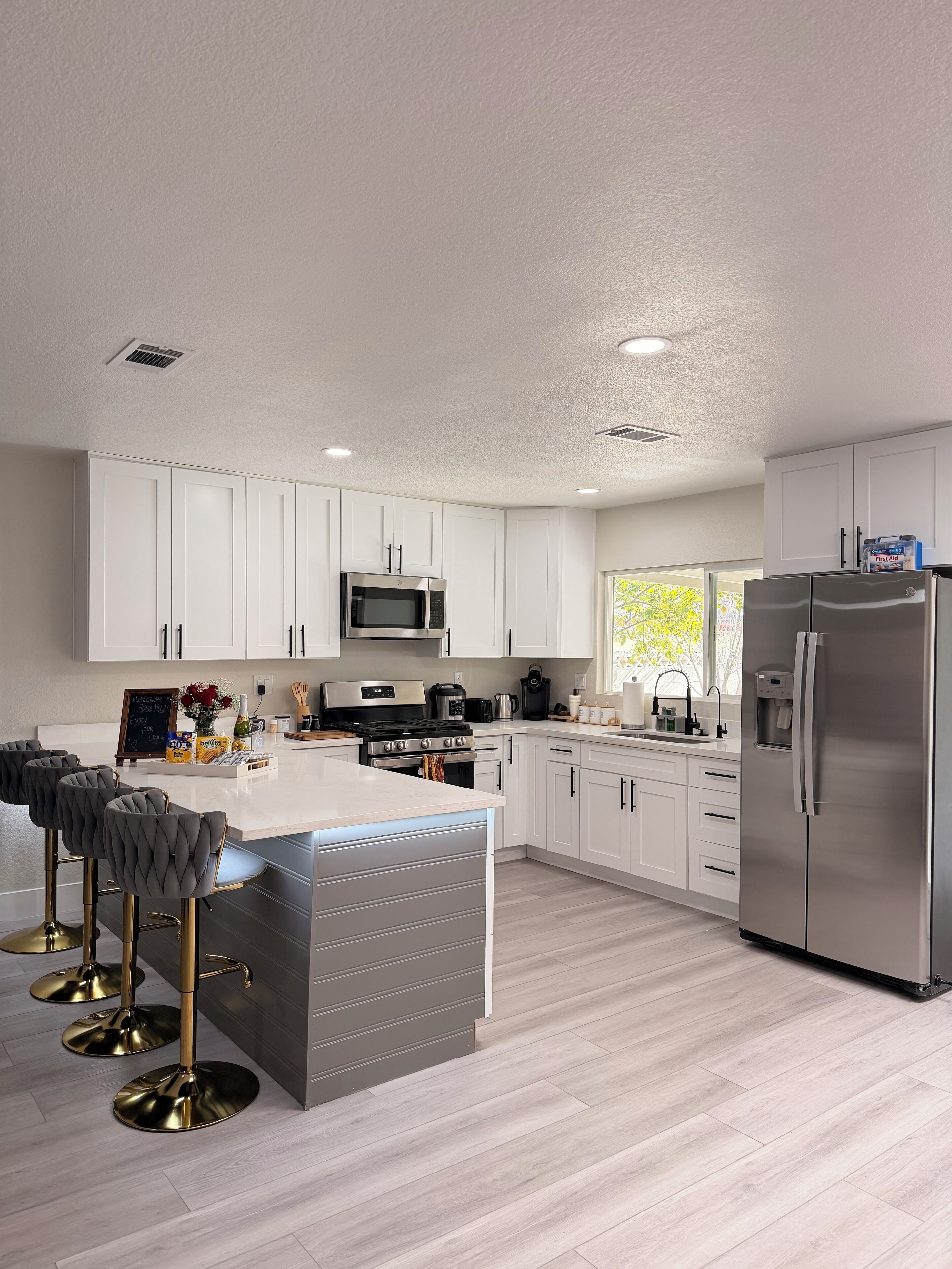 Micro-ondes, four, cafetière/bouilloire, bouilloire électrique