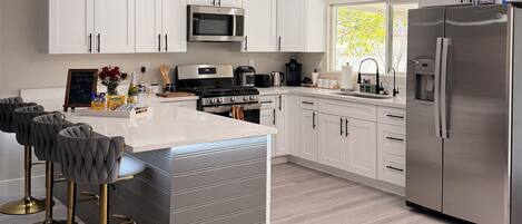 Micro-ondes, four, cafetière/bouilloire, bouilloire électrique