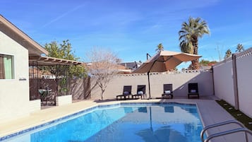 Een buitenzwembad, een verwarmd zwembad