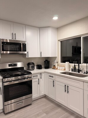 ميكروويف، فرن، ماكينة لصنع القهوة/الشاي، مستلزمات طهي/أطباق/أوعية