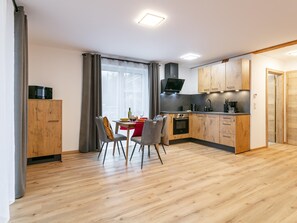 Kaffetrakter/tekoker, kjøleskap, ovn og kokeplater