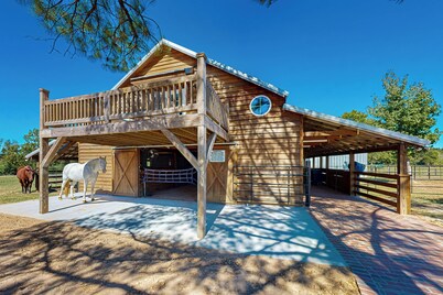 Historic Barn in Mississippi: Equestrian Getaway!