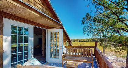 Historic Barn in Mississippi: Equestrian Getaway!