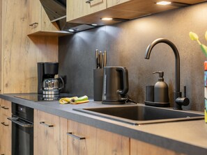 Réfrigérateur, four, plaque de cuisson, cafetière/bouilloire