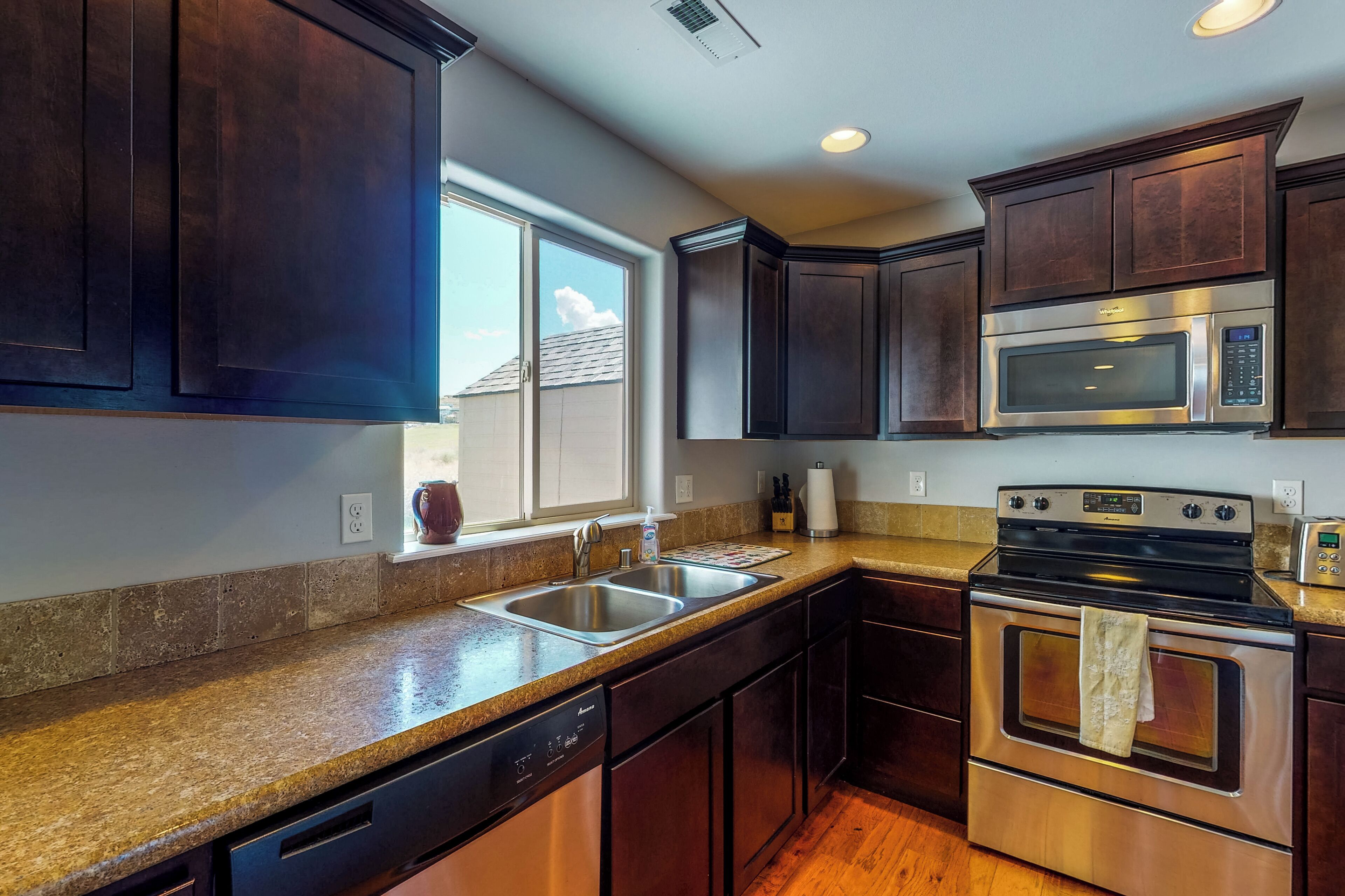 Fridge, microwave, stovetop, dishwasher