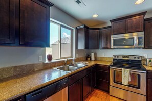 Jääkaappi, mikroaaltouuni, liesi, astianpesukone