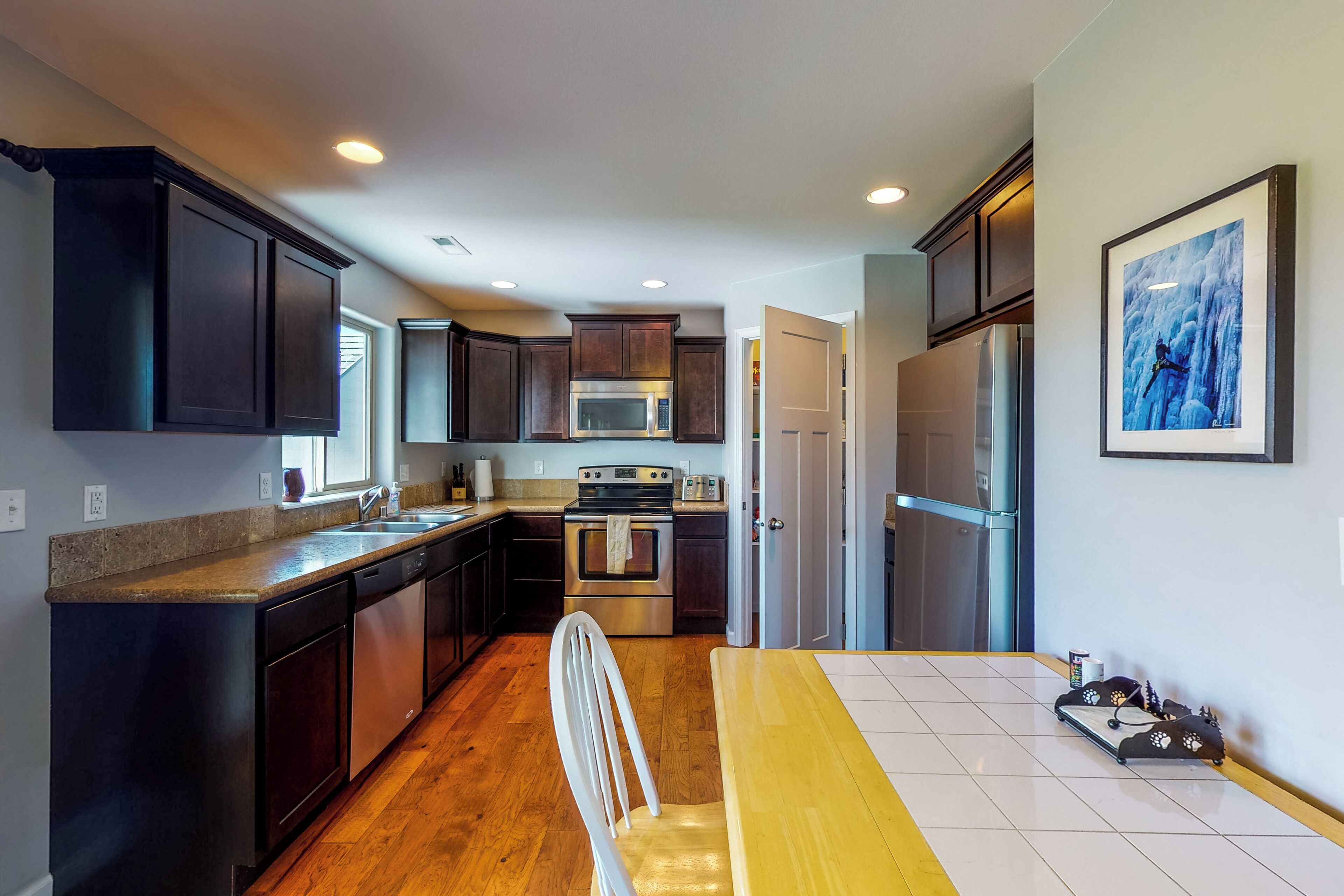 Jääkaappi, mikroaaltouuni, liesi, astianpesukone