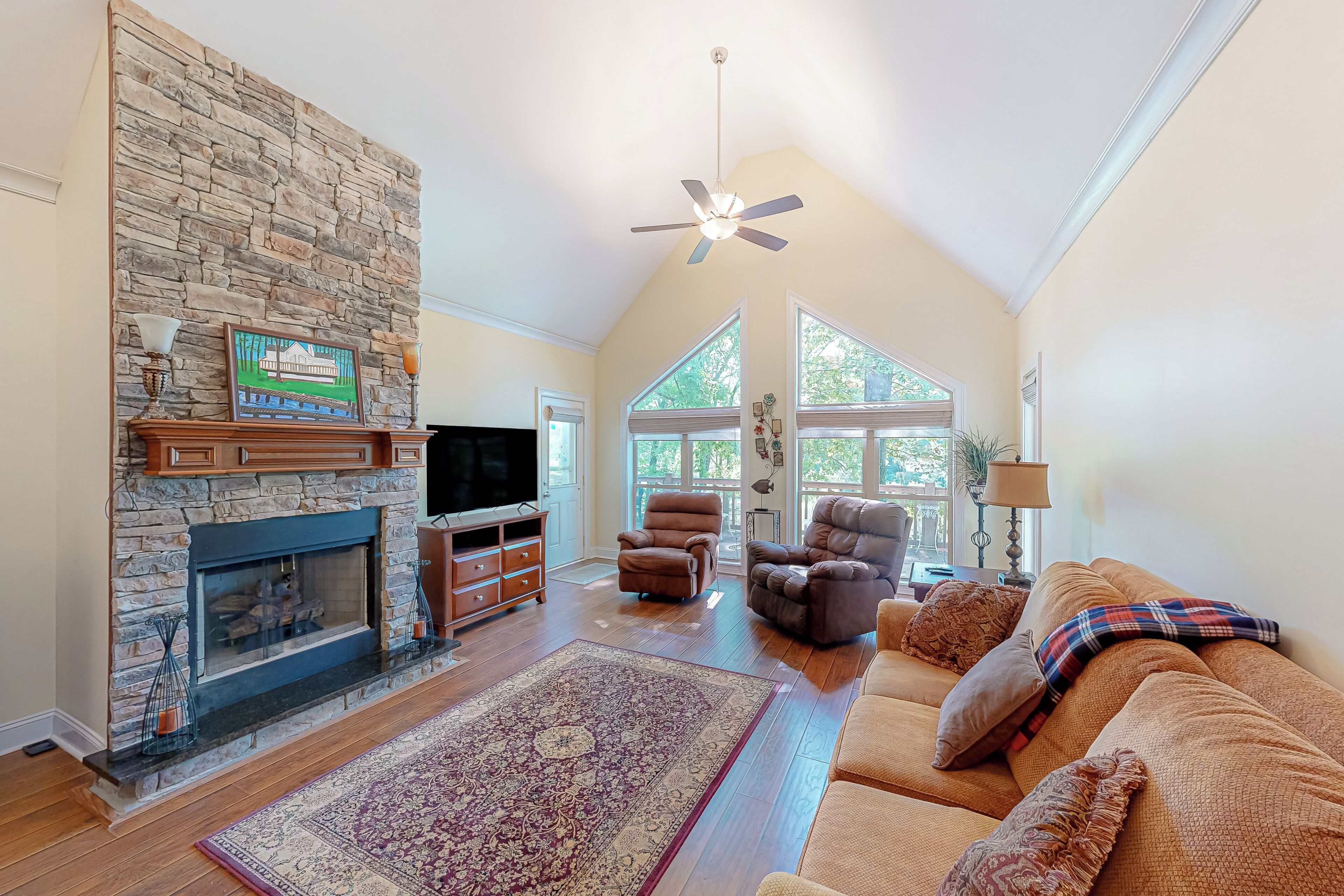 TV, fireplace, stereo