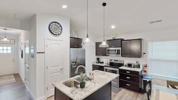 Fridge, microwave, stovetop, dishwasher