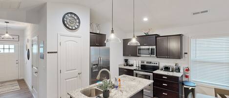 Kjøleskap, mikrobølgeovn, kokeplater og oppvaskmaskin