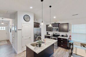 Fridge, microwave, stovetop, dishwasher