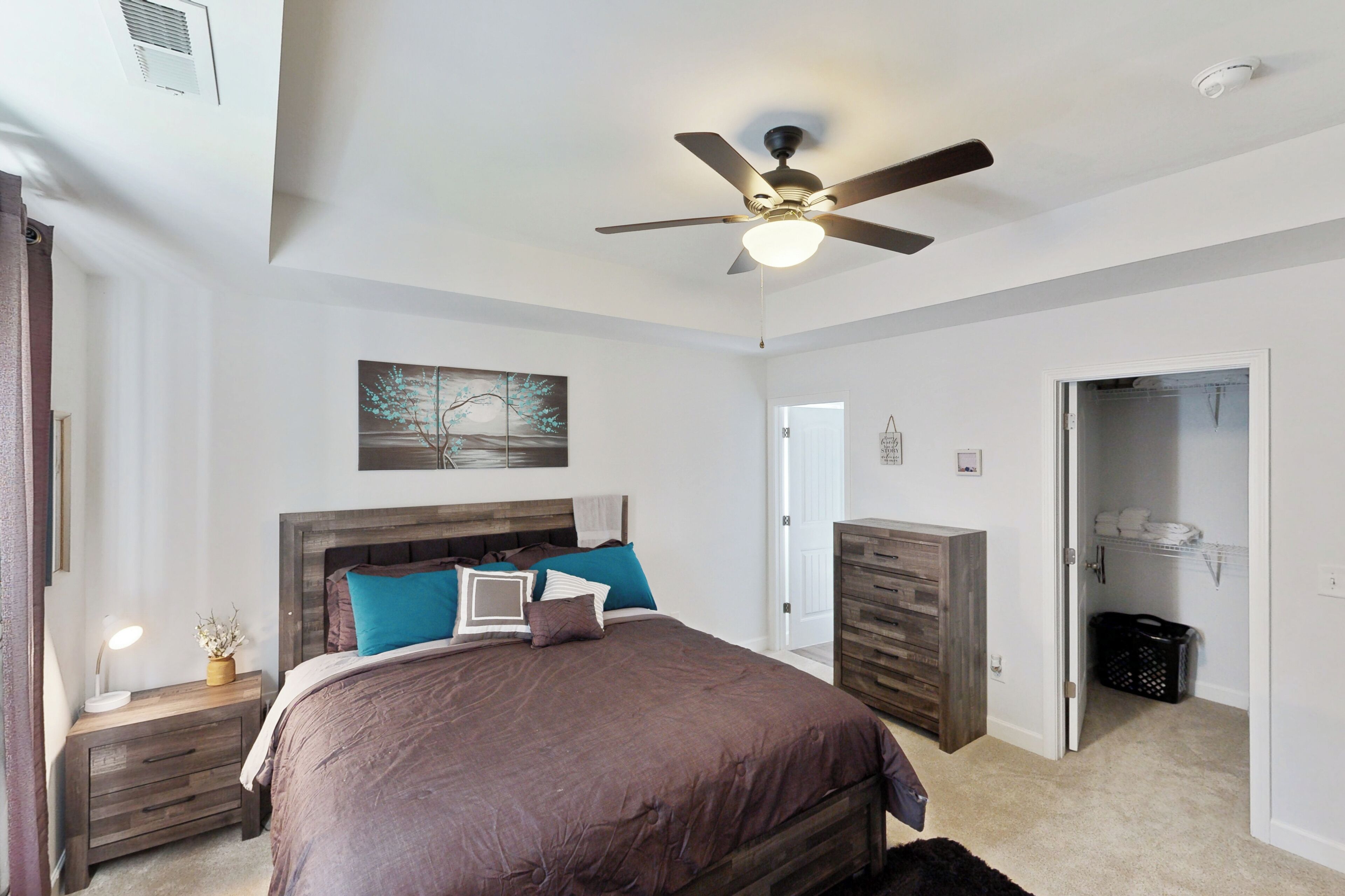 3 多间卧室、办公桌、上网接入、床单