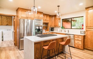 Jääkaappi, mikroaaltouuni, uuni, liesi