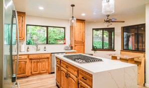 Jääkaappi, mikroaaltouuni, uuni, liesi