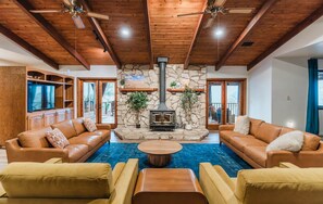 Televisión, chimenea