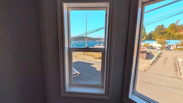 Quarto com vista para uma ponte e um corpo de água.