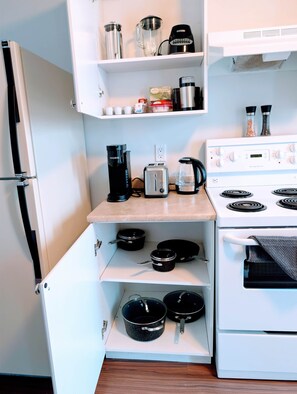 Fridge, microwave, oven, stovetop - The Maple Executive Suite | 2-Bedroom Serviced Apartment (Alert Bay)
