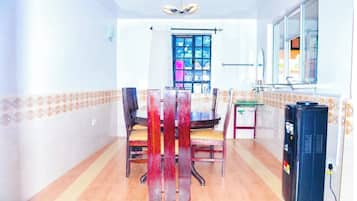 Deluxe Double Room | In-room dining