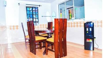 Deluxe Double Room | Makan dalam bilik