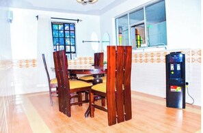 デラックス ダブルルーム | 客室内のダイニングエリア