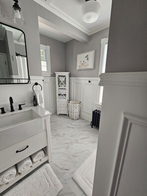 Suihku, hiustenkuivaaja, pyyhkeet, saippua