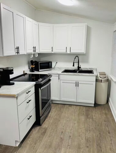 Beautiful 2-bedroom house with AC in charming Louisville