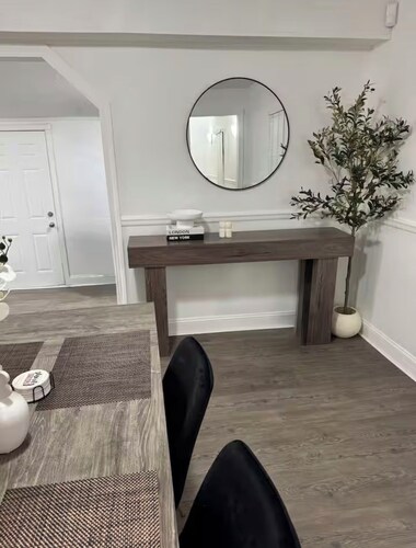 Beautiful 2-bedroom house with AC in charming Louisville