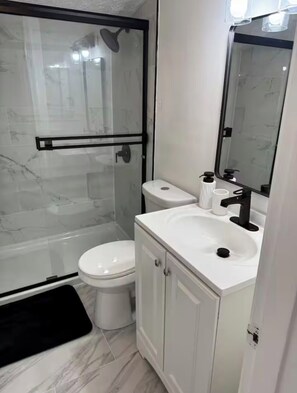 Hair dryer, towels, soap, toilet paper - Beautiful 2-bedroom house with AC in charming Louisville (Louisville)