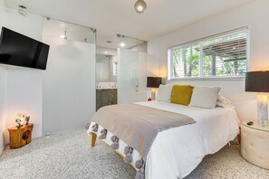 3 slaapkamers, een bureau, een strijkplank/strijkijzer, internet