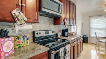 Réfrigérateur, micro-ondes, plaque de cuisson, lave-vaisselle