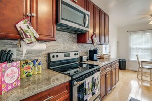 Fridge, microwave, stovetop, dishwasher - 10 Mi to National Harbor: Family-Friendly Home (Fort Washington)