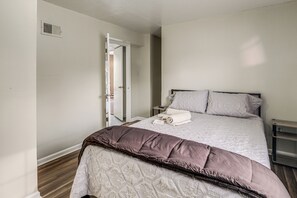 5 bedrooms, desk, iron/ironing board, Internet - 10 Mi to National Harbor: Family-Friendly Home (Fort Washington)