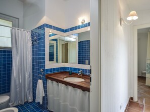 Dusj, hårføner og håndklær