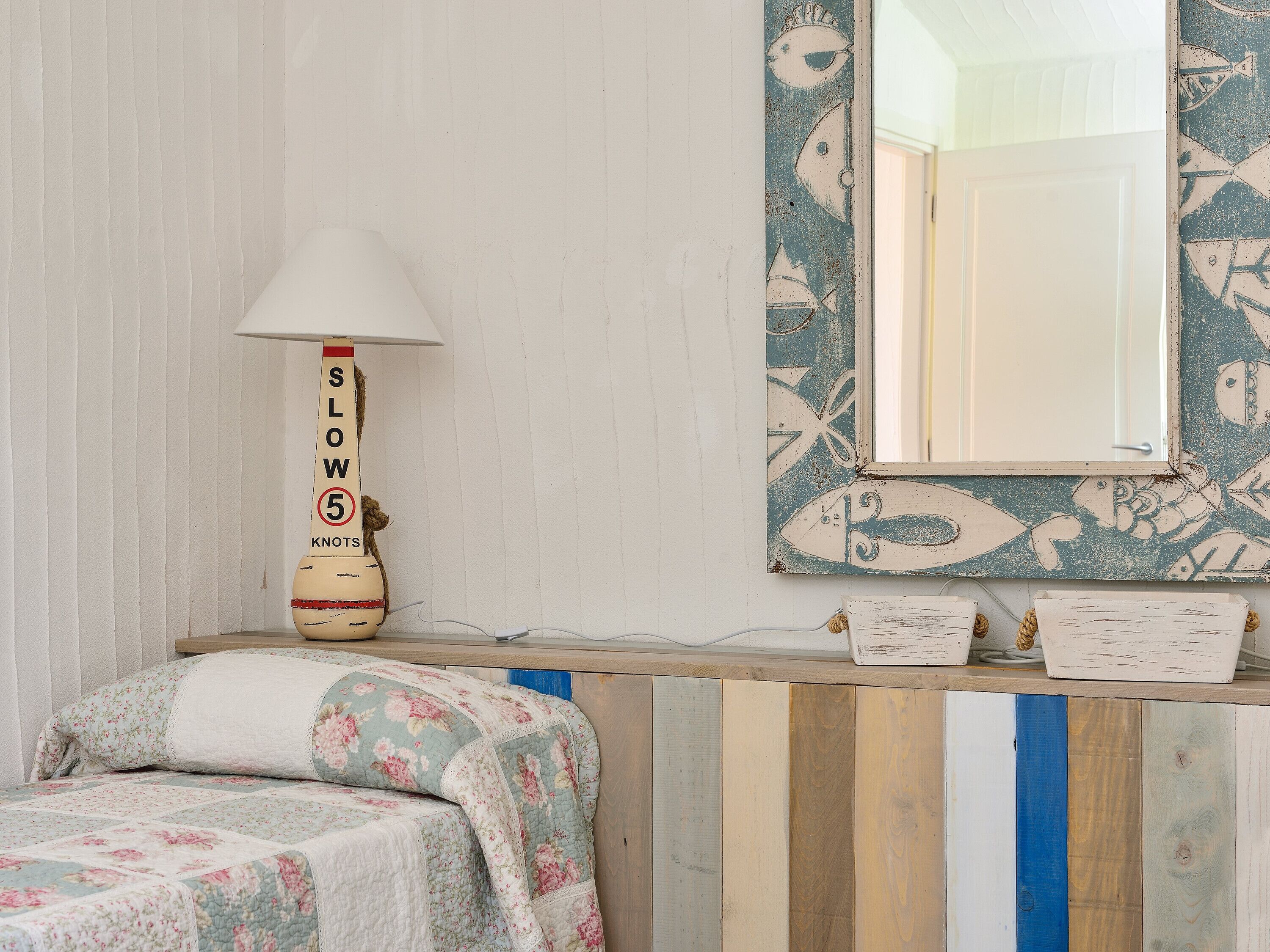 Escrivaninha, Wi-Fi, roupa de cama