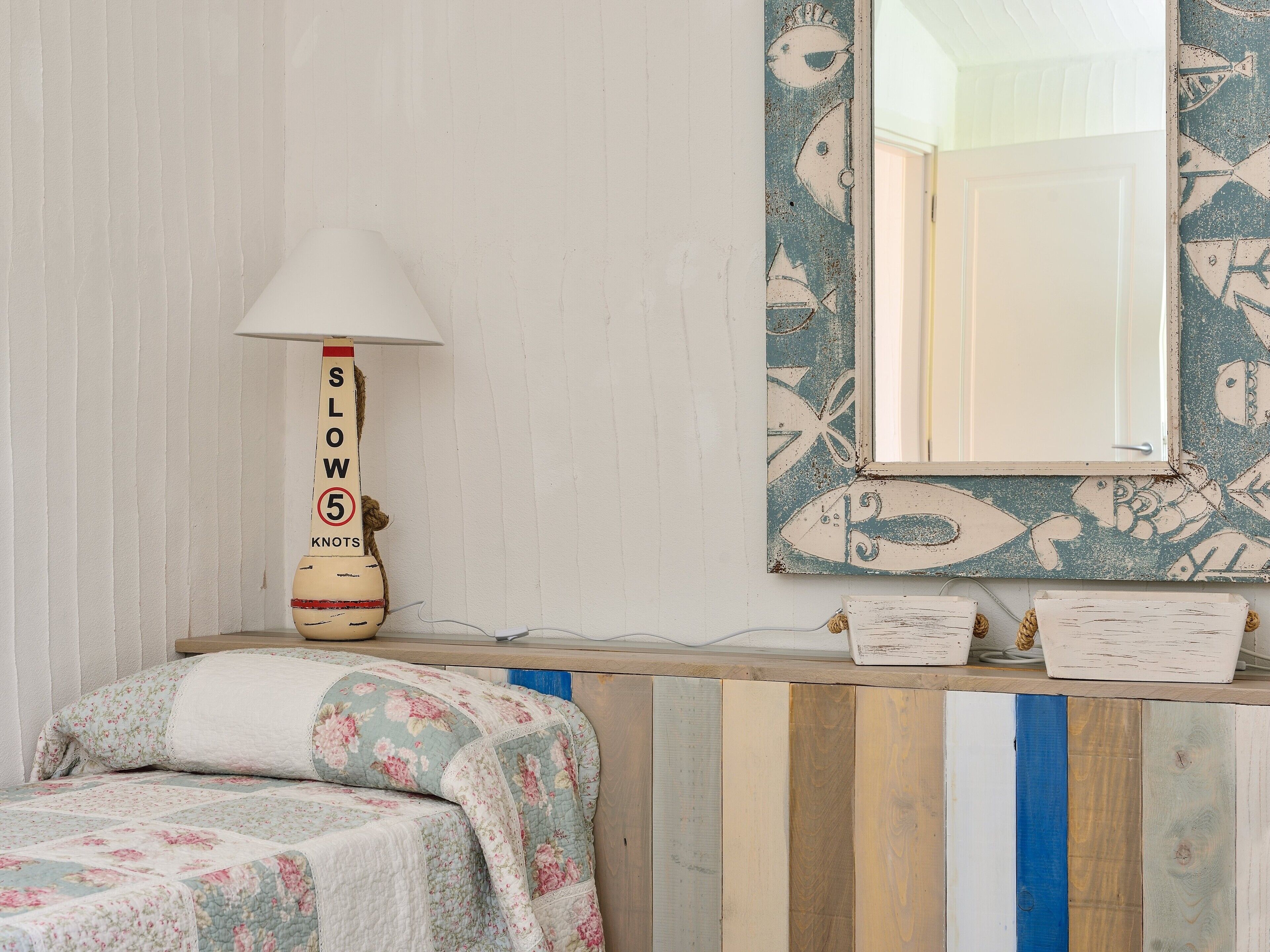 Escritorio, wifi y ropa de cama 