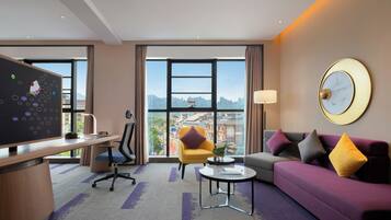 Escritorio, espacio para trabajar con laptop y cortinas blackout