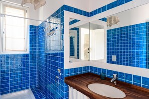 Shower, towels - Li Conchi 34 – Family-Friendly Villa in Southeast Sardinia (Castiadas)