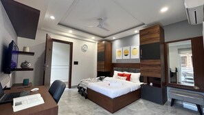 Desk, laptop workspace, free WiFi