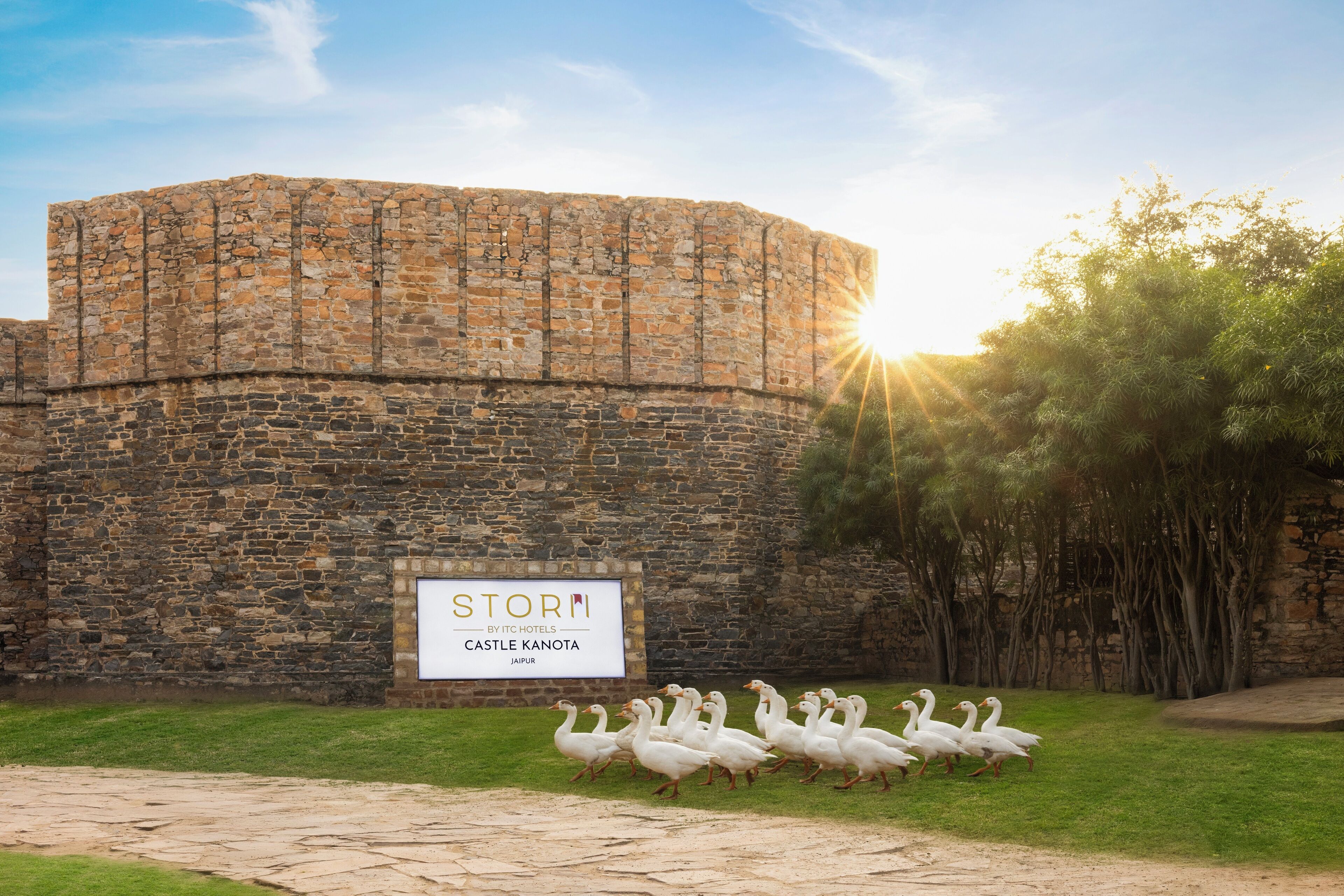 Un mur de pedra amb un senyal que diu "STORM BY ITC HOTELS CASTLE KANOTA JAIPUR".