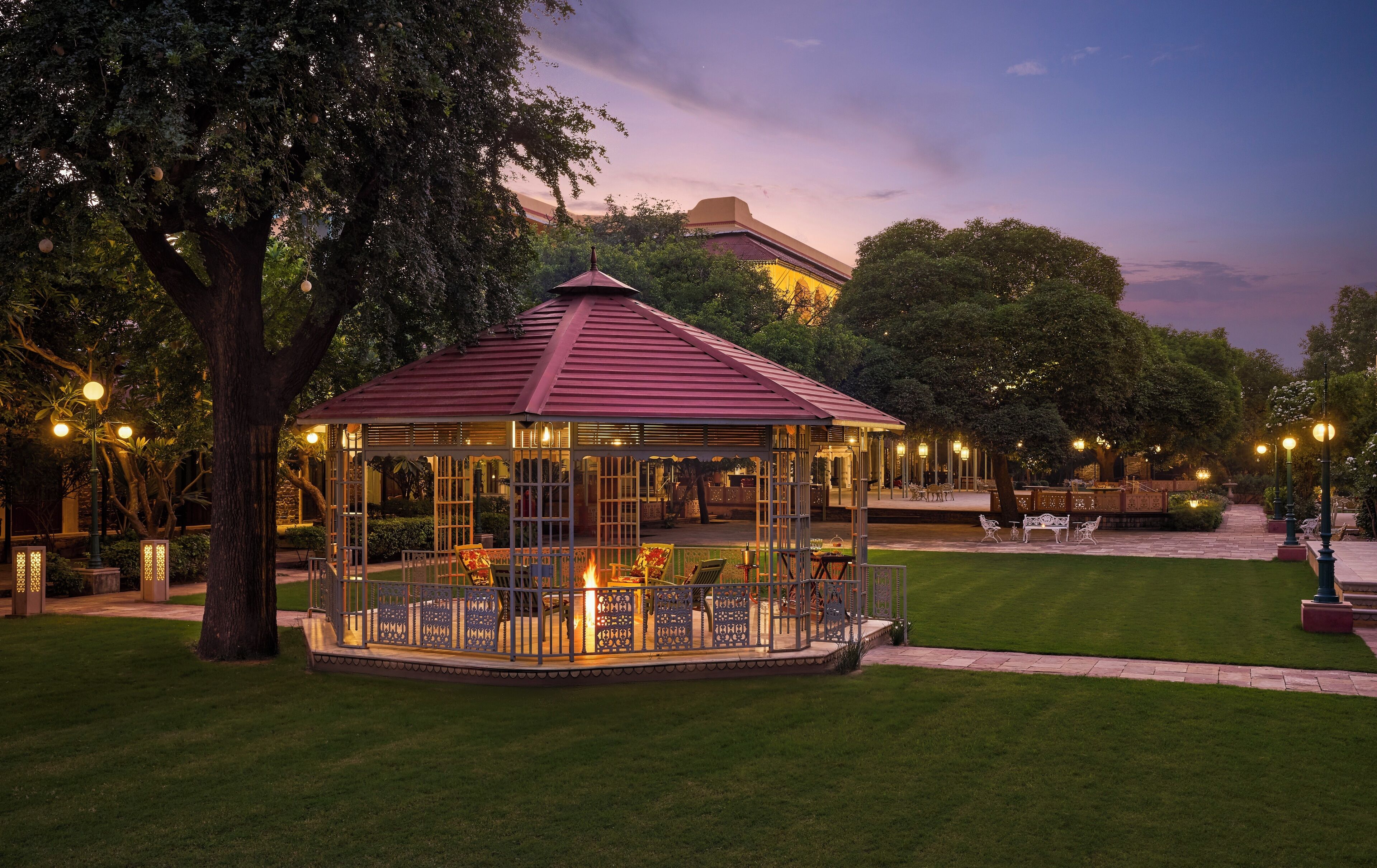 住宿正面 - 傍晚/夜晚