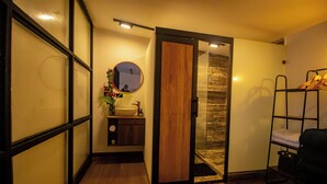 A compact room with a wooden floor, a sink, a mirror, a wardrobe, and a bunk bed. - Forest cabin located in the mountain with Jacuzzi (Versalles)