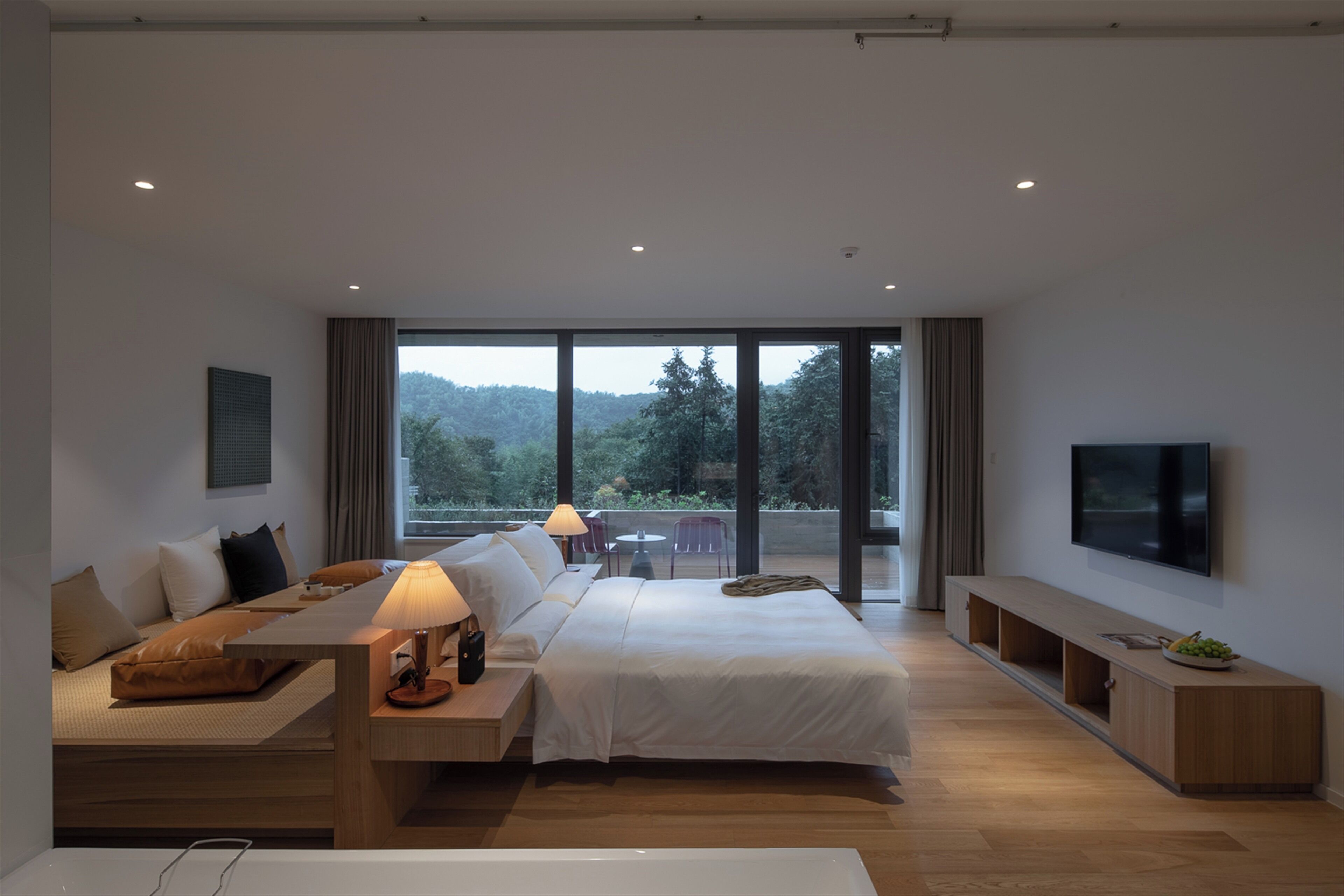 Cubrecamas, escritorio y espacio para trabajar con laptop 