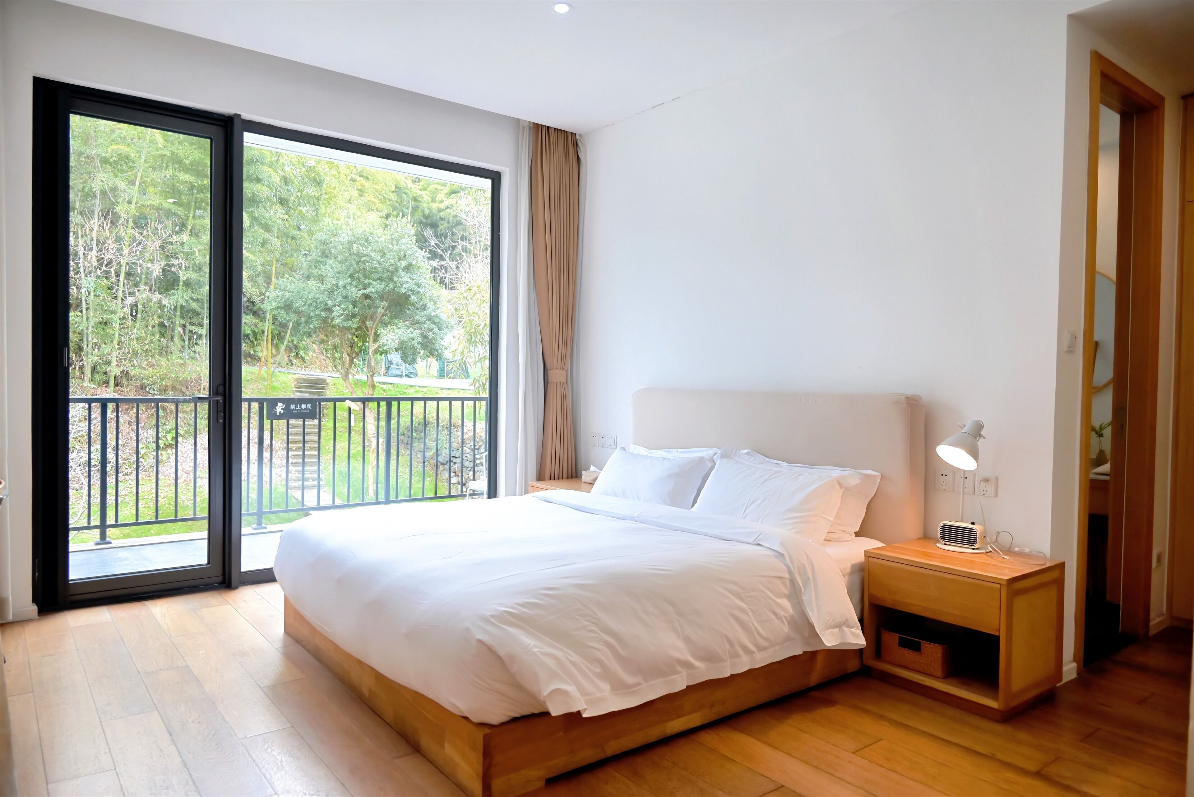 標準套房, 庭園景觀 | 羽絨被、書桌、筆電工作空間、遮光布/窗簾