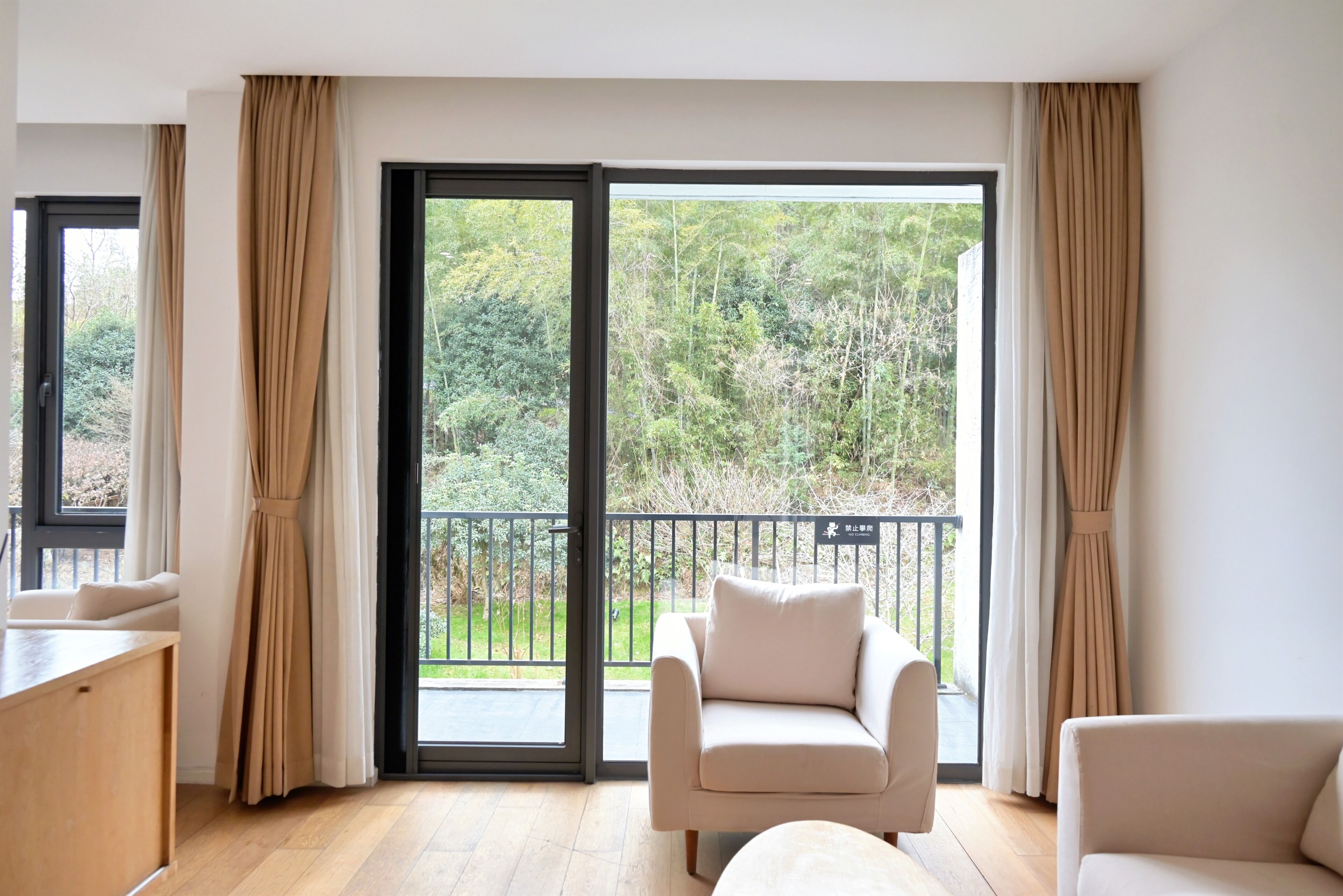 Habitación superior con 2 camas individuales, vistas al patio | Edredones de plumas, escritorio, espacio para trabajar con un portátil