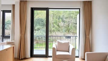 Habitación superior con 2 camas individuales, vistas al patio | Edredones de plumas, escritorio, espacio para trabajar con un portátil