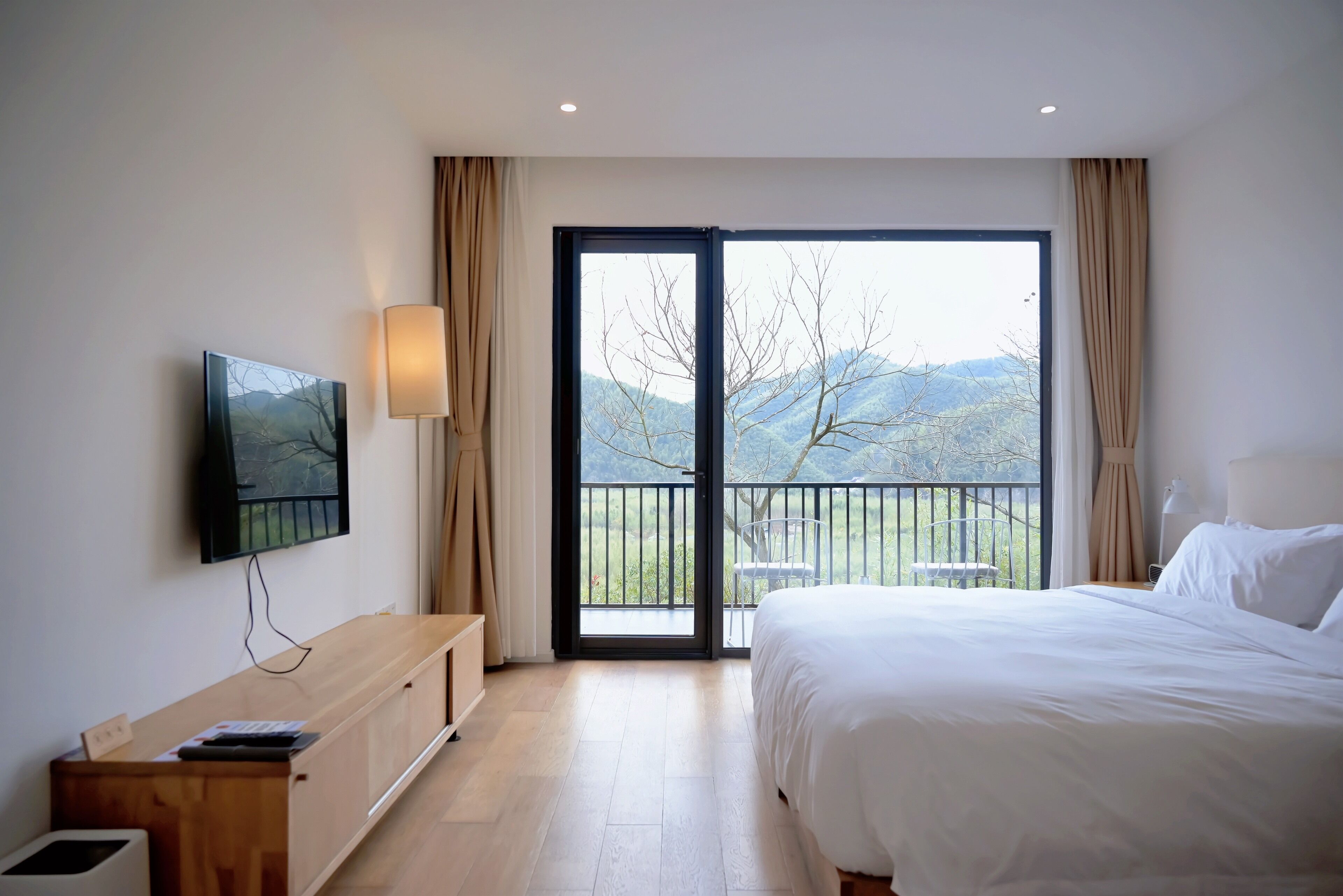 Cubrecamas, escritorio y espacio para trabajar con laptop 