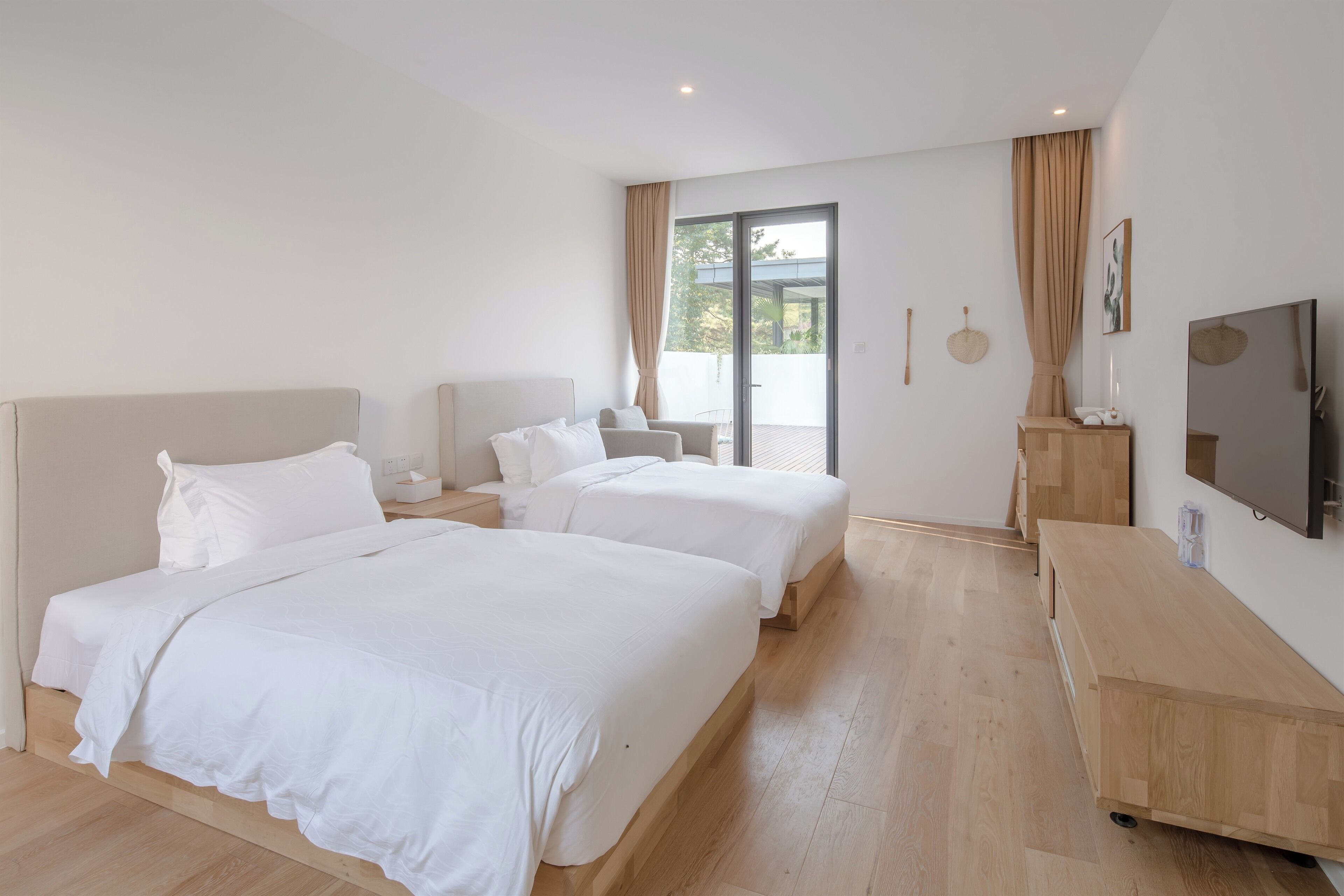 Cubrecamas, escritorio y espacio para trabajar con laptop 